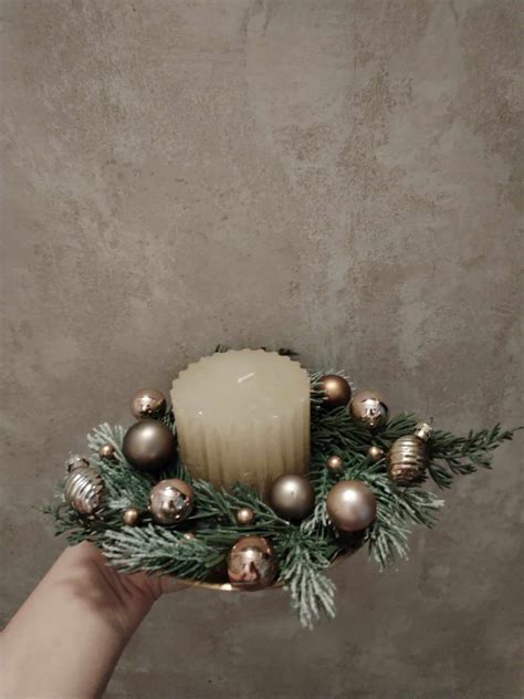 Jednoduchá vianočná ikebana na zlatom tanieriku