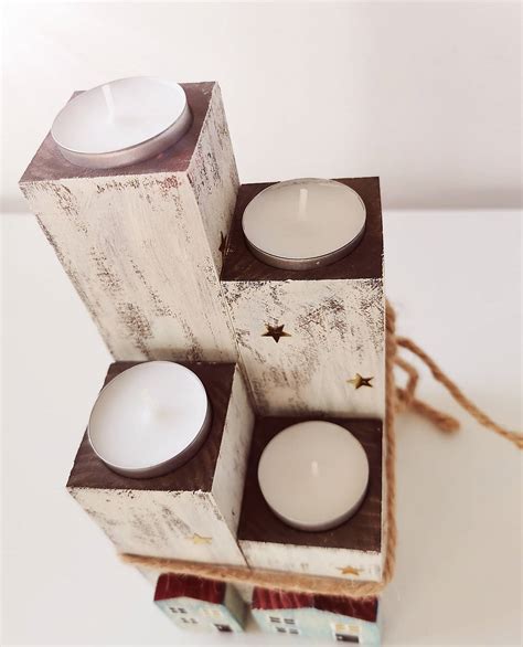 Drevený svietnik z polena s vianočnými dekoráciami