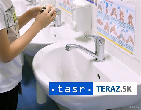 Schéma znázorňujúca správnu techniku salutovania: ruka pri hlave, napnuté prsty a vodorovné nadlaktie.