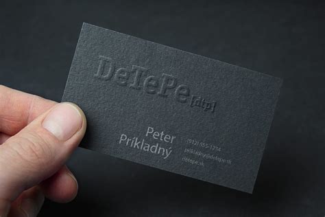 Detail kvalitnej papierovej pohľadnice s reliéfnym písmom.