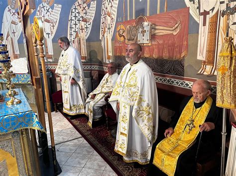 Pravoslávna liturgia v Kyjevsko-pečerskej lavre s prítomnosťou veriacich a polície
