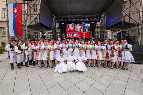 Záber z folklórneho festivalu zahraničných Slovákov v Bratislave