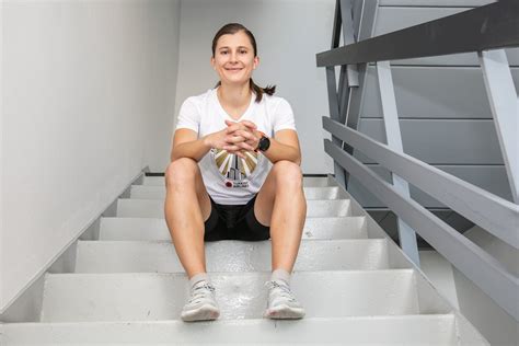 Ilustračné foto maturantov schádzajúcich po schodoch gymnázia