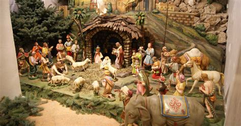 Klasická betlehemská scéna s jasličkami a postavami