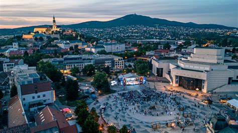 Scénografia a herci v inscenácii Vianočná spomienka v DAB Nitra