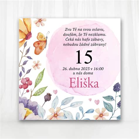 Bohatý stôl s pizzou, tortou a ovocnými misami pre oslavu