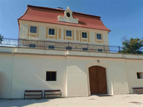 Pohľad na exteriér kaštieľa s romantickou záhradou