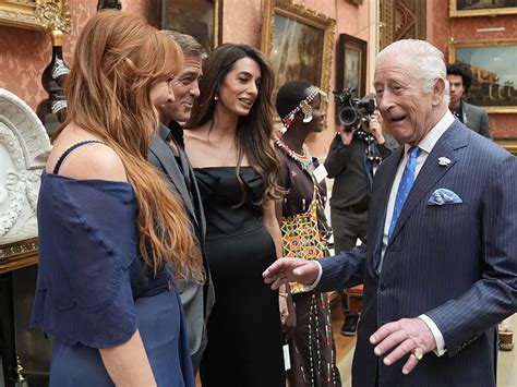 Manželia Amal a George Clooneyovci boli hosťami na svadbe Meghan a Harryho