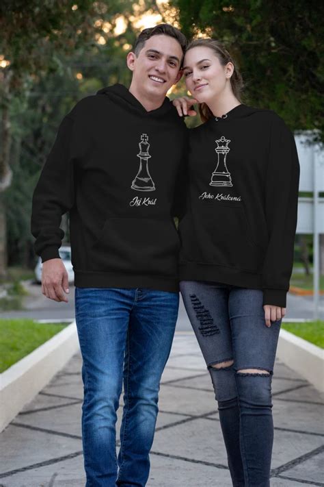 Pár v rovnakých tričkách s nápisom