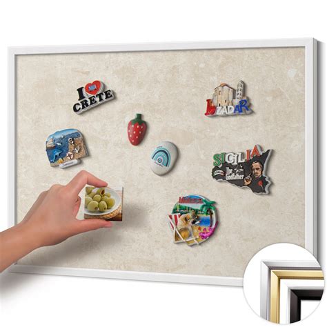 Fotografia tradičnej štedrovečernej tabule na Slovensku s oplátkami, kapustnicou a bobáľkami