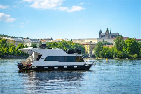 Tematické foto: moderná jachta na Dunaji s pozadím Bratislavy