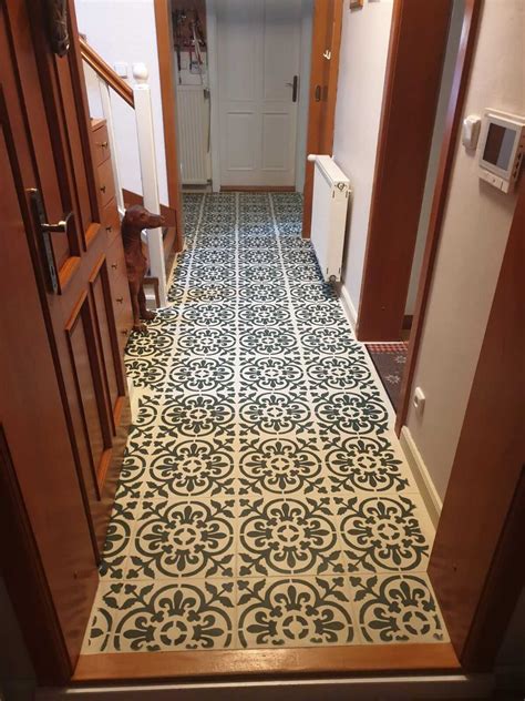 Ilustrácia maľovanej dlažby s obkladačkovým vzorom v kuchyni