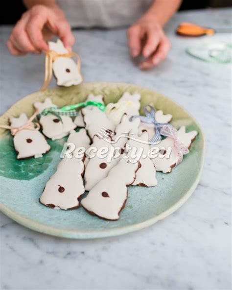 Perníkoví škriatkovia ozdobení bielkovou polevou.