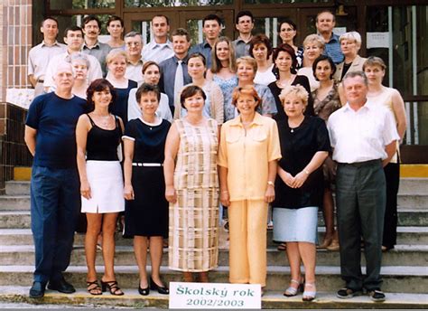 Tematické foto: Skupina žiakov a učiteľov pred modernou školskou budovou