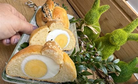 veľkonočný stôl s kvetmi a vajíčkami