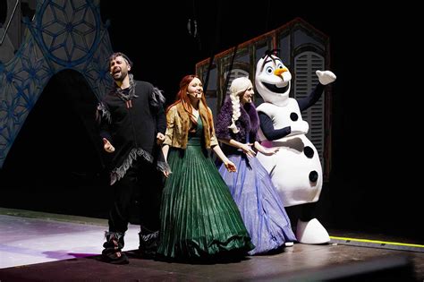 Ilustračná fotografia hlavných postáv z rozprávky Frozen na ľade