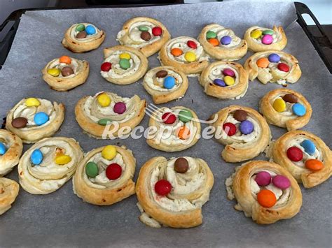 Brownies v tvare sobov ozdobené lentilkami a praclíkmi