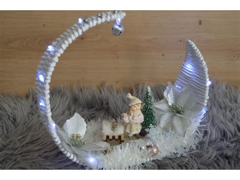 Svietiaca dekorácia soba z drevenej dosky a svetelnej reťaze