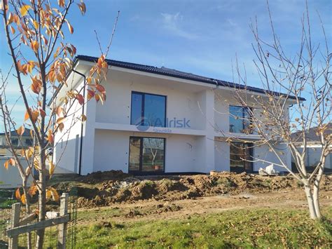 Pohľad na moderný dvojdom s terasou a vlastným pozemkom