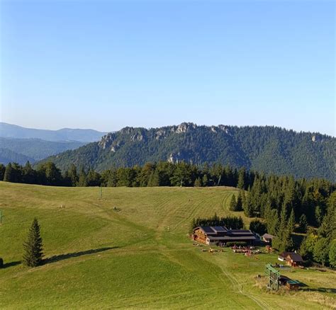 Mapa s vyznačenou trasou behu na Poludňový Grúň alebo fotografia bežcov v terchovskej prírode