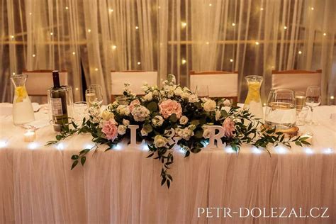 Detail kvetinovej výzdoby na svadobnom stole