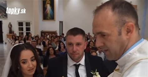 novomanželia si vymieňajú obrúčky pred oltárom