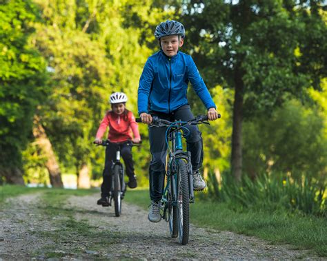 deti sa učia jazdiť na miernom svahu