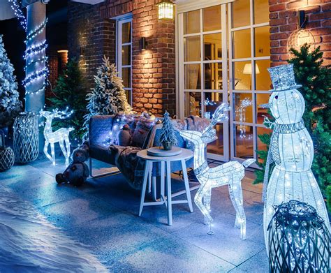 Tematické foto vianočne osvetleného interiéru a exteriéru domu