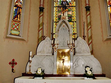 Historická ilustrácia kostolného oltára s pozlátenými svietnikmi