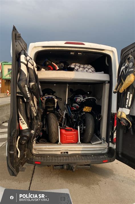 Tematické foto motorkára pri čistení motorky s detailnými prostriedkami