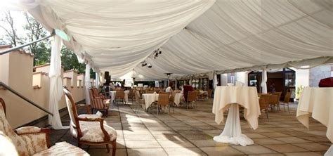 fotografia elegantného párty stanu s výzdobou