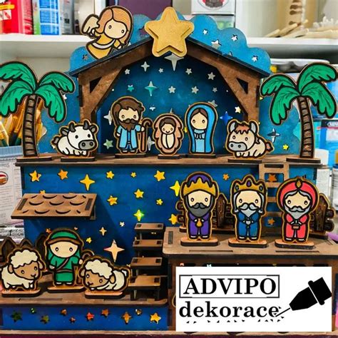 Detail papierového betlehema s postavami a zvieratami v ladovskom štýle