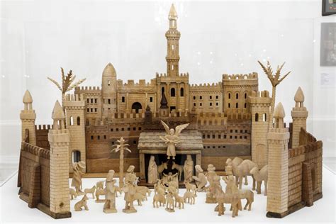 Kolekcia rôznych papierových betlehemov na predajnom pulte