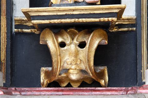 Detail drevenej sochy víly Žitavy a ukážka galérie obrazov