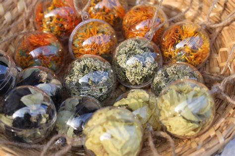 Ilustračná fotografia rôznych baliacich materiálov a dekorácií na vianočné balenie