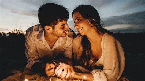 Dvojica sa usmieva na pozadí krásnej prírody