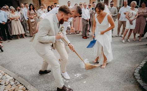 Skupina priateľov sa zabáva na svadobnej hostine