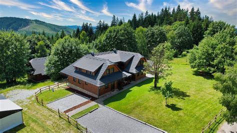 Exteriér Villy Theresia s okolitou prírodou