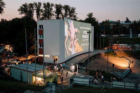 Zóna s premietaním filmov počas zombie párty