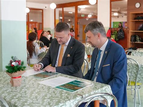 Študenti prezentujúci projekt na školskej súťaži, dôraz na prácu v tíme