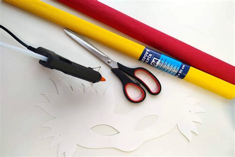 Ilustračné foto: Deti vyrábajú masky z kartónových krabíc a farebného papiera