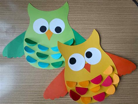 Príklady masiek z recyklovaných materiálov: robot z kartónu, sovička z plsti, medvedík z papierového taniera