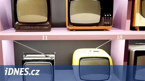 Tematické foto: staré televízory v Bratislave pred výkladom hotela Carlton