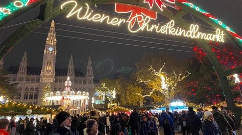 Varené víno a tradičné pochúťky na vianočných trhoch