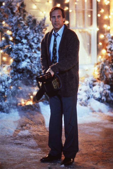 Clark Griswold reže vianočný strom s rodinou