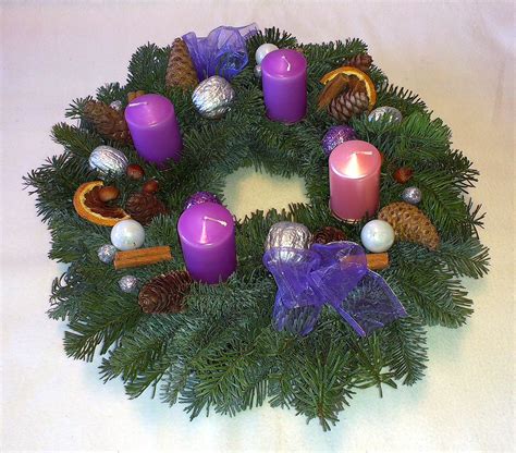adventný veniec s fialovými a ružovou sviečkou