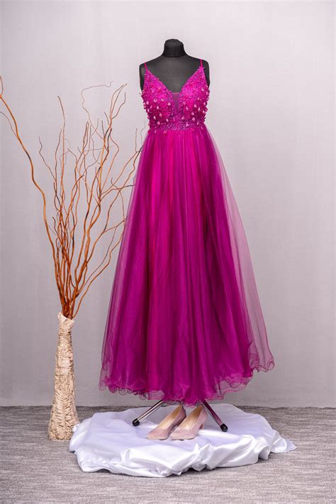 Detail na zdobenie spoločenských šiat - čipka a perličky