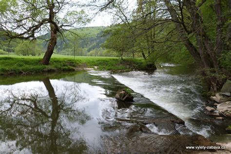 panoramatický výhľad na skalné steny Peliny a rieku Tichá Orlice