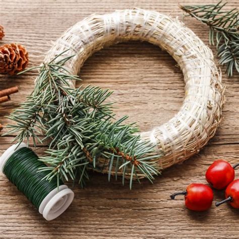 Schéma správnej techniky viazania vetvičiek na slamový veniec pomocou drôtu.