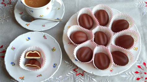 Základné materiály pre výrobu venca z kávy (kávové zrná, polystyrénový veniec, lepiaca pištoľ)